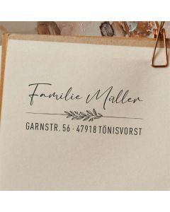Namensstempel aus Holz mit Adresse und Zweig  