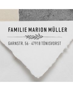 Namensstempel aus Holz mit Adresse und Deko Zweig  