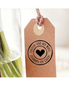 Holzstempel rund mit Spruch: Einzeln sind wir Worte, zusammen ein Gedicht.  
