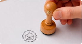 Ein Stempelabdruck gemacht mit einem runden Holzstempel.