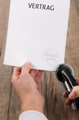 Anwendungsbeispiel Prägezange für Notar Vertrag