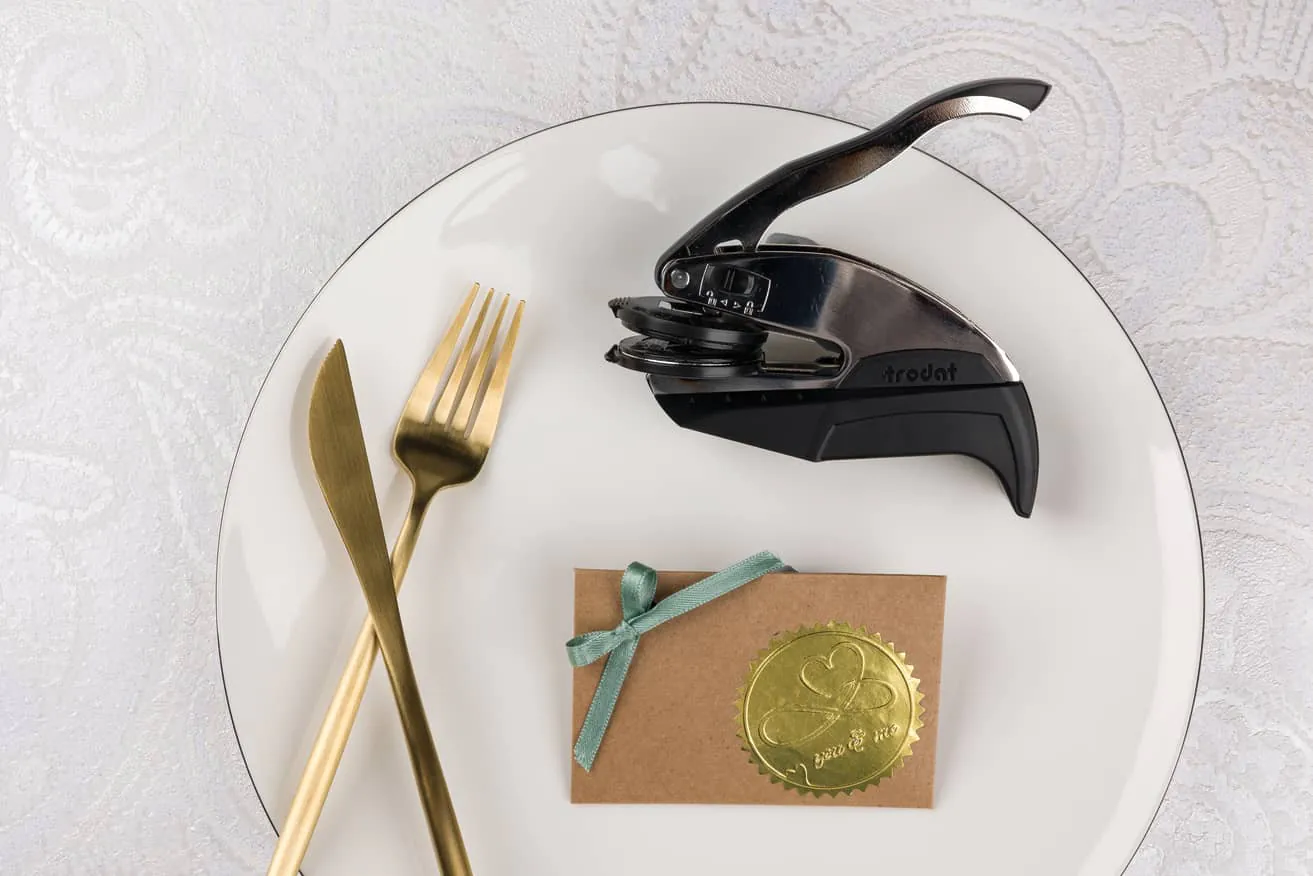 Prägezange und Tischkarte